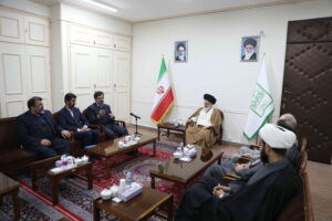 دیدار اکبر بهنام جو، استاندار قم، با آیت الله حسینی بوشهری