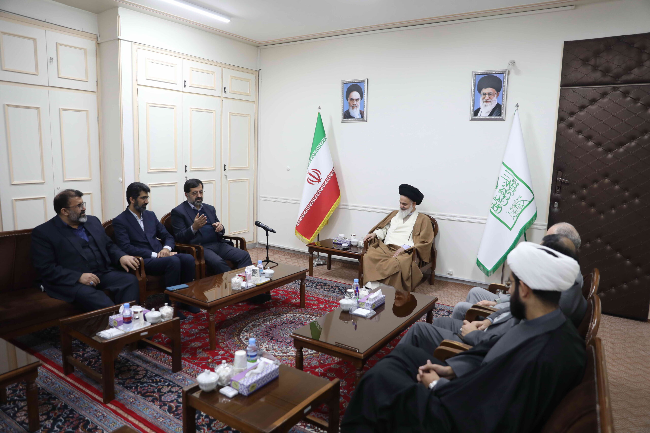 دیدار اکبر بهنام جو، استاندار قم، با آیت الله حسینی بوشهری