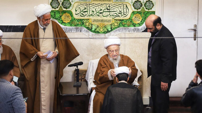 مراسم عمامه گذاری جمعی از طلاب به مناسبت میلاد امیرالمؤمنین به دست آیت الله مکارم شیرازی