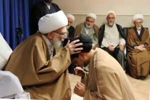 مراسم عمامه گذاری توسط آیت الله نوری همدانی