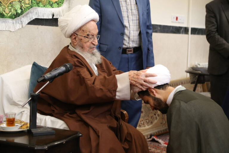 مراسم عمامه گذاری توسط آیت الله مکارم شیرازی