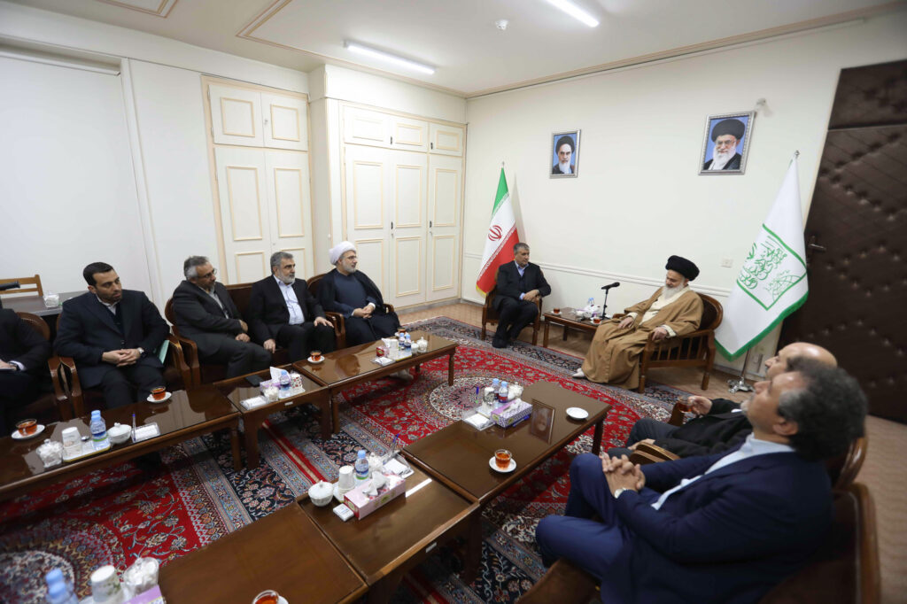 دیدار رئیس سازمان انرژی اتمی با آیت الله حسینی بوشهری