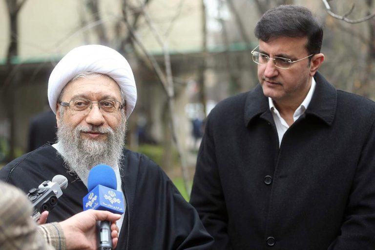 کاشت یک اصله نهال در هفته منابع طبیعی توسط آیت الله آملی لاریجانی