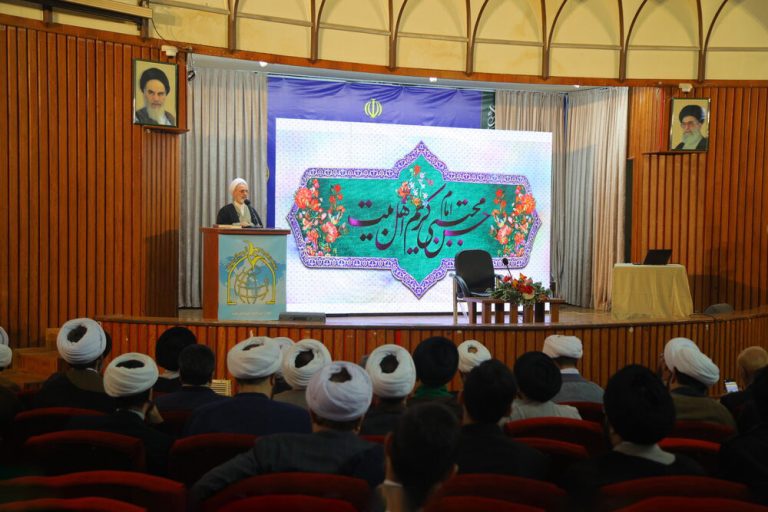 آیت الله اعرافی در نشست صمیمانه با فعالان حوزوی بینالملل از کشورهای مختلف