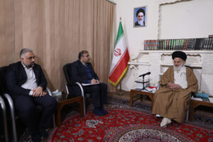 دیدار دکتر نصیری، مدیر منطقه 6 بانک شهر با آیت الله حسینی بوشهری