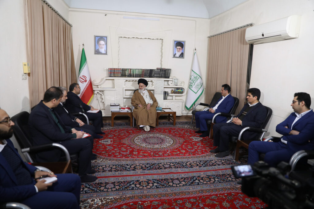 دیدار دکتر نصیری، مدیر منطقه 6 بانک شهر با آیت الله حسینی بوشهری