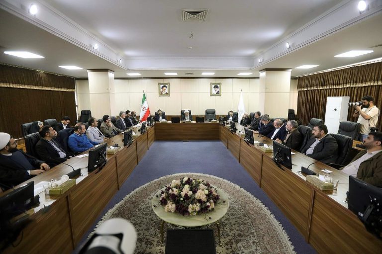 جمعی از مدیران و اصحاب رسانه با آیت الله آملی لاریجانی دیدار و گفت و گو کردند.