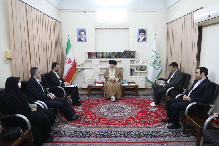 دیدار نوروزی تعدادی از اعضای شورای شهر قم با آیت الله حسینی بوشهری