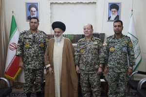 دیدار سرهنگ جعفر کریمی فرمانده گروه پدافندی حضرت معصومه با آیت الله حسینی بوشهری