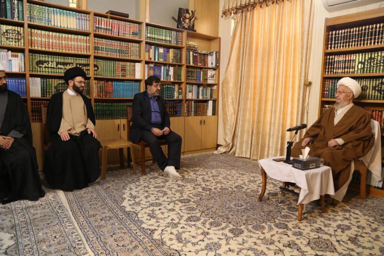 لزوم توجه به سفرههای مردم و تلاش برای کمتر شدن هزینههای زندگی