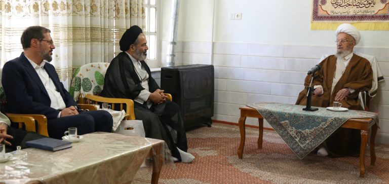 آیت الله العظمی مکارم شیرازی در دیدار با نماینده ولی فقیه در امور حج و زیارت و رئیس سازمان حج و زیارت