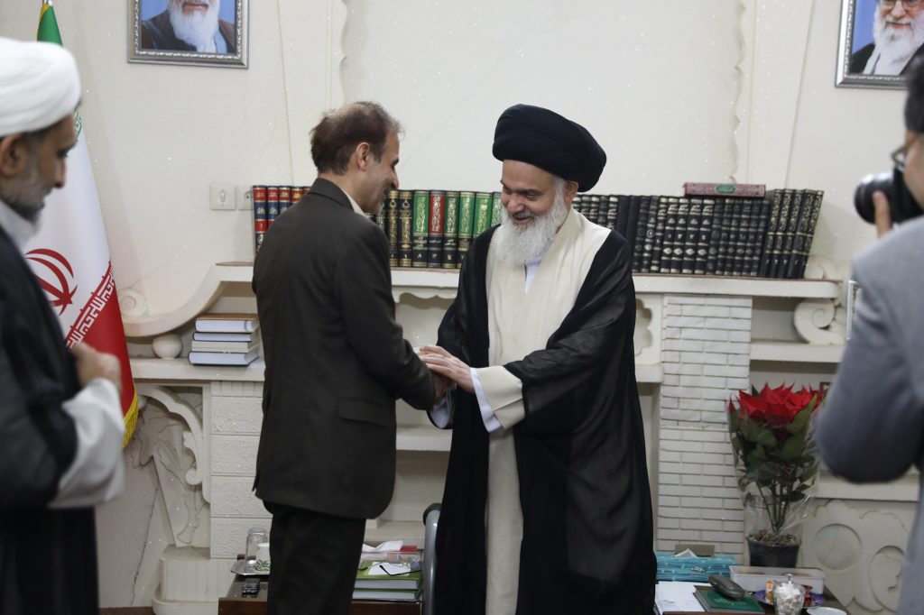 دیدار مدیر کل صدا و سیمای استان قم به همراه جمعی از مدیران این مجموعه با آیت الله حسینی بوشهری