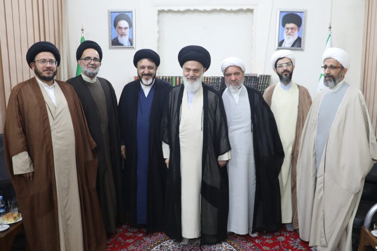 دیدار هیئت رئیسه مجمع نمایندگان طلاب و فضلای حوزه علمیه قم با آیت الله حسینی بوشهری