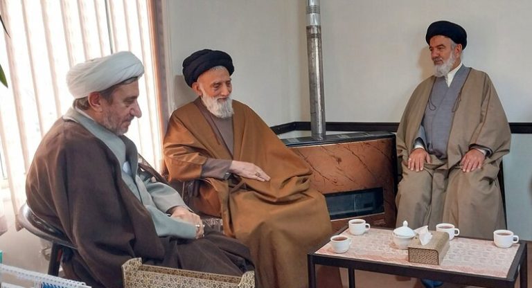 حجت‌الاسلام والمسلمین عبدالهی، رئیس مرکز حفاظت اطلاعات قوه قضاییه با آیت الله موسوی اصفهانی