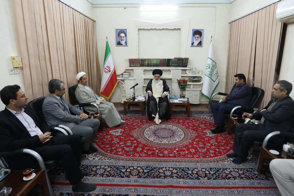 دیدار سرپرست اداره کل میراث فرهنگی استان قم با آیت الله حسینی بوشهری