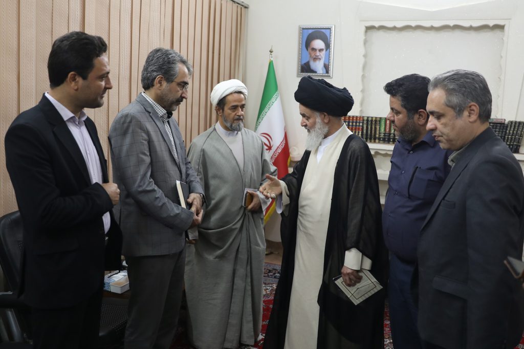 دیدار سرپرست اداره کل میراث فرهنگی استان قم با آیت الله حسینی بوشهری