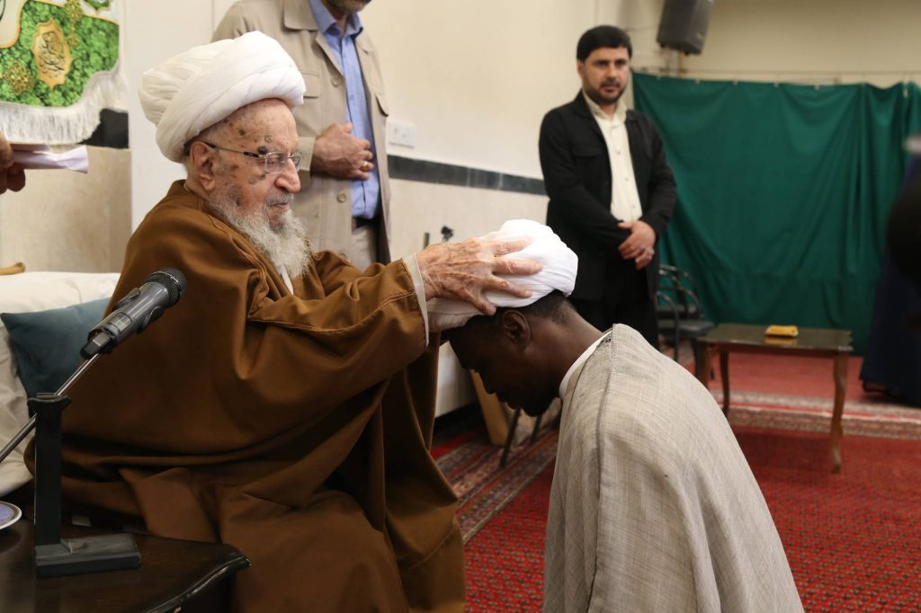 آیت الله العظمی مکارم شیرازی در مراسم عمامه گذاری طلاب