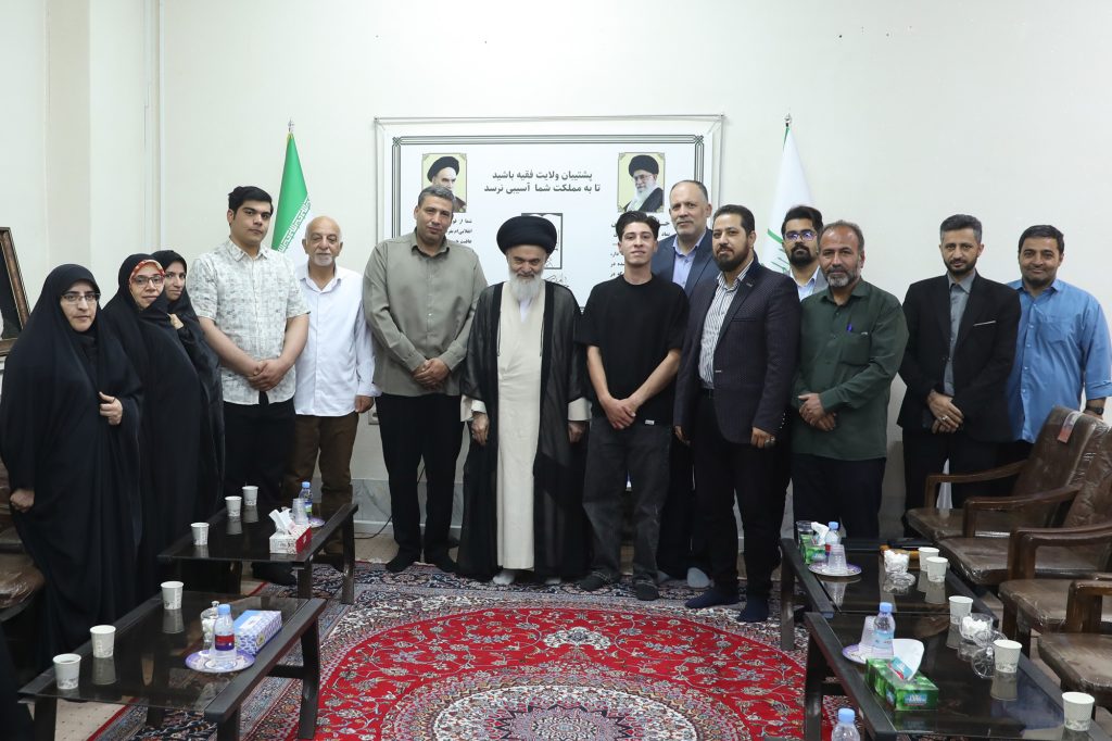 دیدار مسئولین هیئت خادم الرضا قم با آیت الله حسینی بوشهری