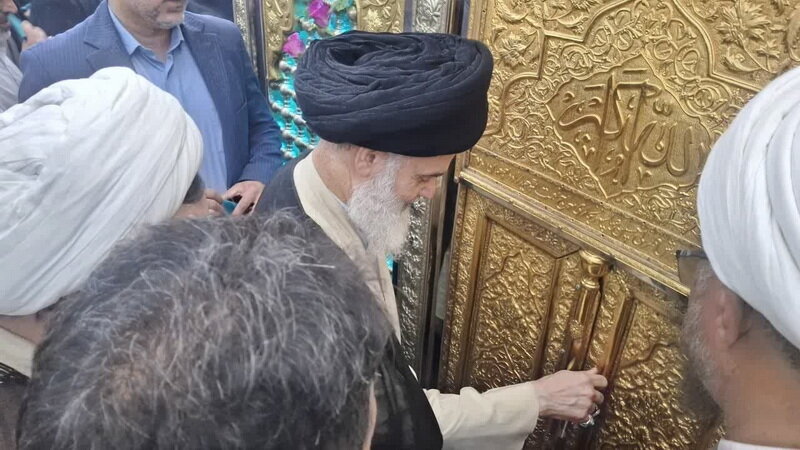 آیت الله حسینی بوشهری در مراسم غبارروبی حرم مطهر شاه سیدعلی