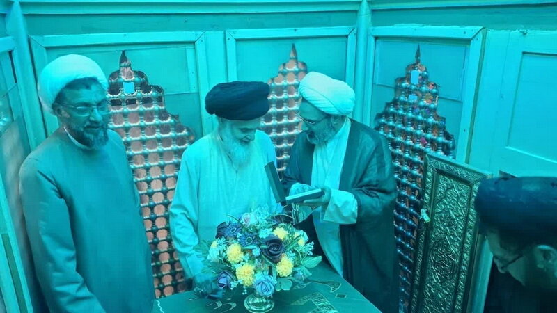 آیت الله حسینی بوشهری در مراسم غبارروبی حرم مطهر شاه سیدعلی