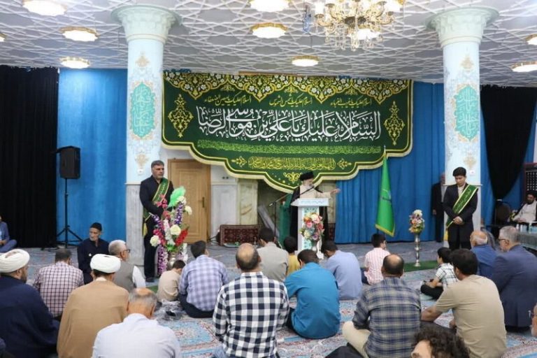 آیت الله حسینی بوشهری در مراسم غبارروبی حرم مطهر شاه سیدعلی(ع)