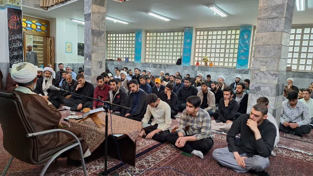 حجت الاسلام و المسلمین حیدری فسایی در جمع طلاب مدرسه علمیه امام صادق(ع) زنجان