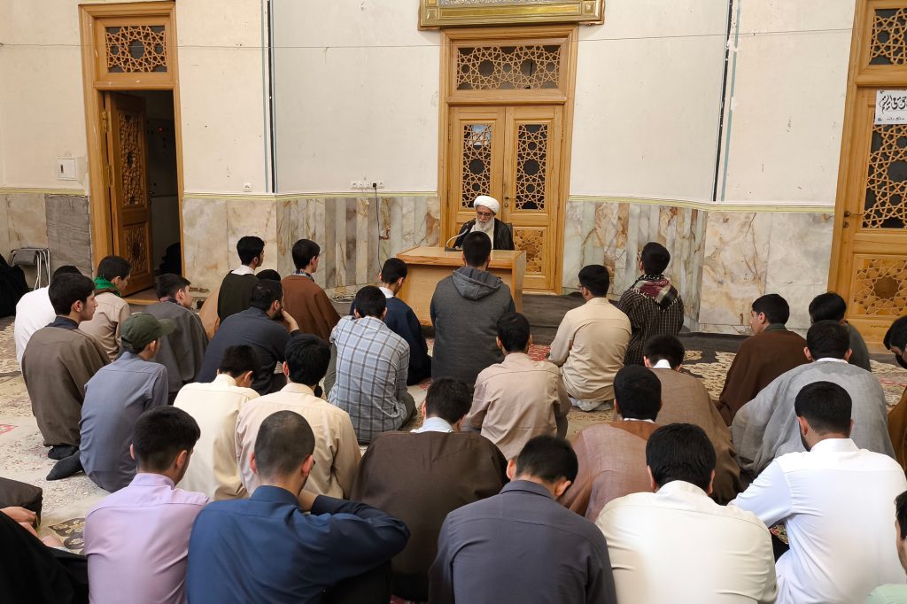 آیت‌الله شب‌زنده‌دار در جمع طلاب مدرسه علمیه آل‌یاسین قم