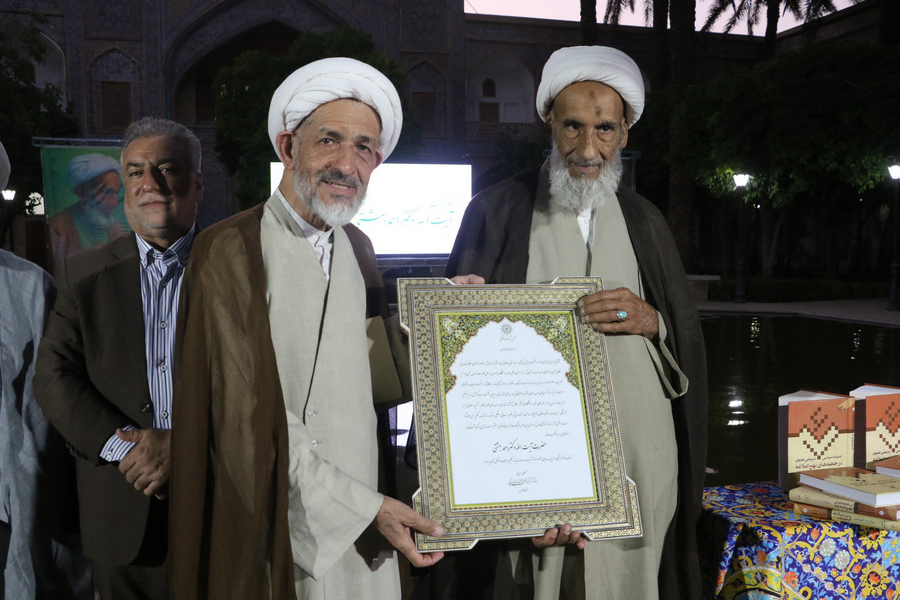 اهدای نشان ملی مفاخر به آیت الله احمد بهشتی