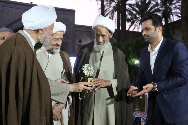 اهدای نشان ملی مفاخر به آیت الله احمد بهشتی