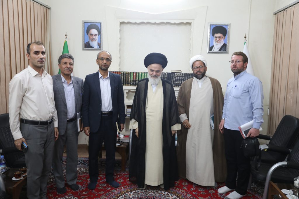 آیت الله حسینی بوشهری در دیدار با مدیر عامل شرکت آب و فاضلاب