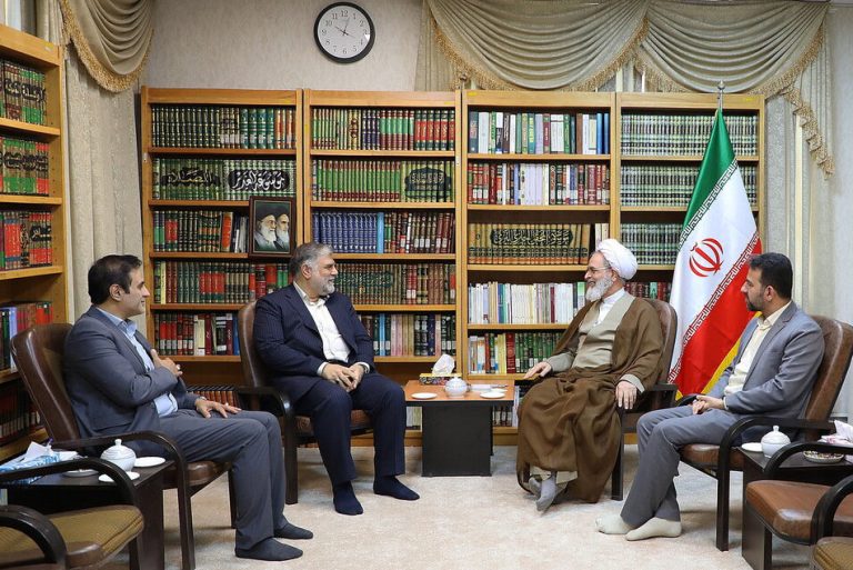 آیت‌الله اعرافی در دیدار شهردار جدید قم: خدمت به قم، خدمت به همه کشورهای مسلمان است
