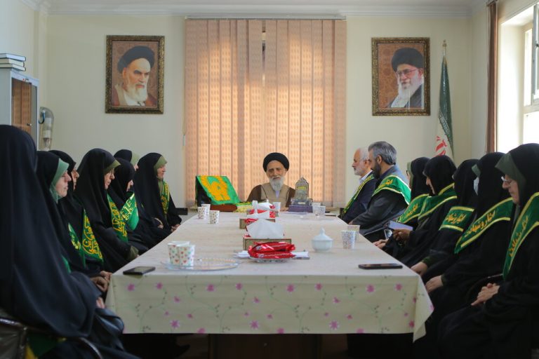 آیتالله موسویاصفهانی در جمع خانوادههای شهدا و خادمان افتخاری حرم امام رضا(ع): زنده نگه داشتن یاد شهدا به معنای ادامه دادن راه آنان است