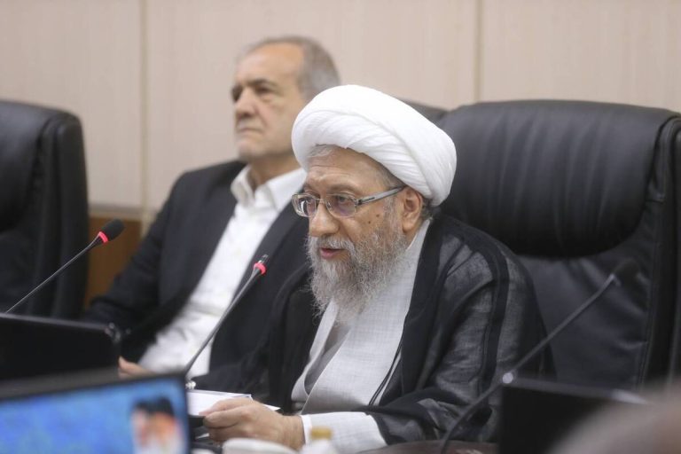 آیت الله آملی لاریجانی در جلسه مجمع تشخیص مصلحت نظام: دستاوردهای هستهای قابل مذاکره نیست / هیچ کس حق عقب نشینی از خطوط قرمز را ندارد