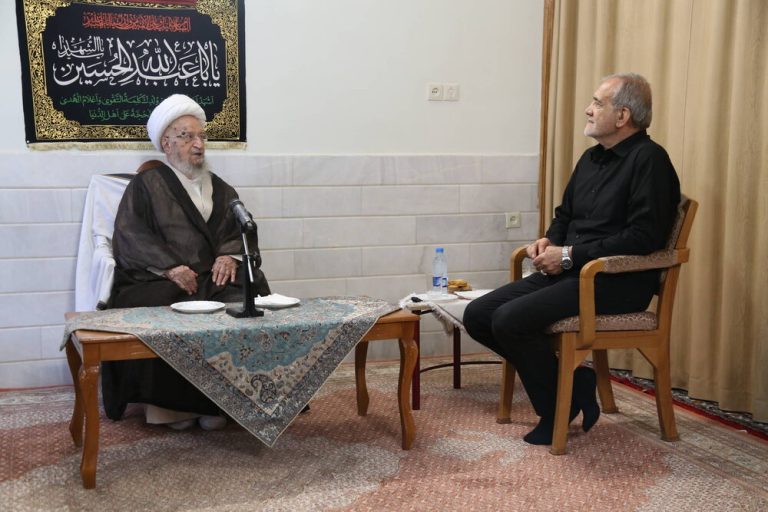 آیت‌الله‌العظمی مکارم شیرازی در دیدار با رئیس جمهور: مردم با سه مشکل عمده تورم، مسکن و اشتغال روبرو هستند