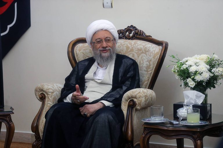 دیدار آیت الله آملی لاریجانی با خانواده شهیدان غلامعلی رشید، حسین سلامی و محمد باقری