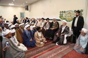 آیت الله العظمی مکارم شیرازی در مراسم عمامه گذاری جمعی از طلاب: طلاب و روحانیون باید بیش از دیگران اخلاق اسلامی داشته باشند