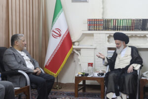 آیت الله حسینی بوشهری در دیدار سرپرست دانشگاه آزاد اسلامی: نباید از کاروان علم و پیشرفت بشریت عقب بمانیم