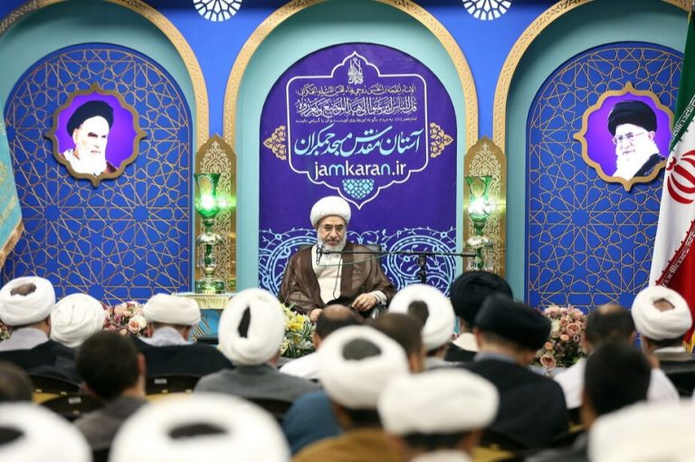 آیت الله اراکی: روحانیون وظیفه برپا داشتن یاد خدا در جامعه را بر عهده دارند