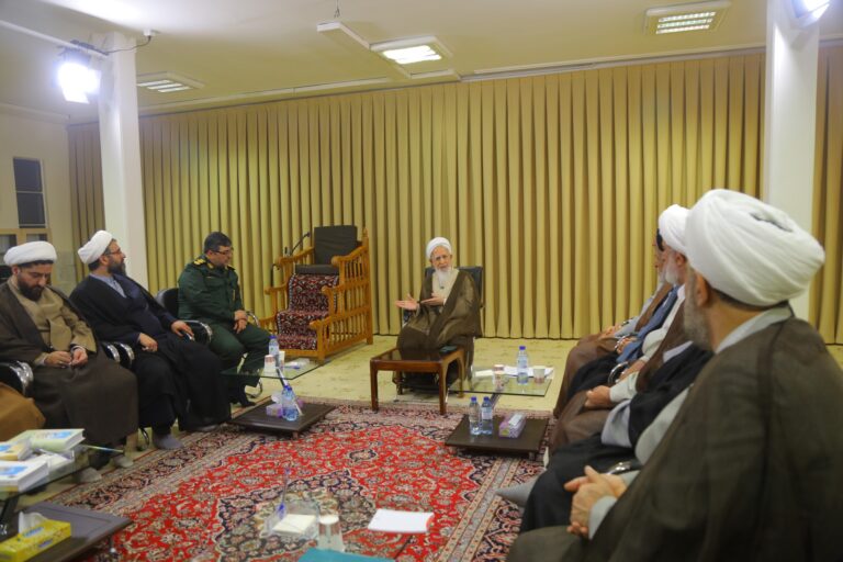 آیت الله العظمی جوادی آملی در دیدار ستاد برگزاری مراسم بزرگداشت روحانیون رزمنده و ایثارگر استان مازندران: جهالت زدایی از جامعه وظیفهای همگانی است