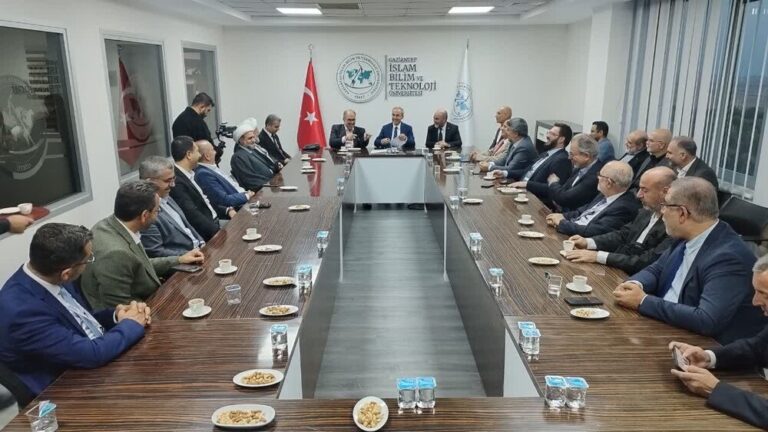 آیت الله واعظی در جمع علما و اندیشمندان کشورهای اسلامی در دانشگاه اسلامی و صنعتی غازی‌عنتاب ترکیه: تقویت همبستگی میان علما و نخبگان، لازمه تحقق تمدن نوین اسلامی است
