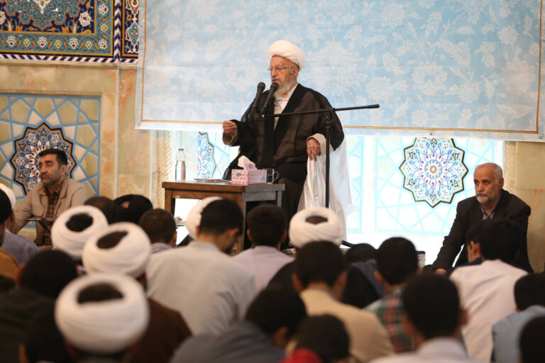 آیت‌الله العظمی مکارم شیرازی: حوزه باید از هوش مصنوعی بهره گیرد / نباید در برابر فناوری‌های جدید بایستیم
