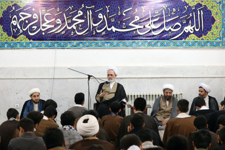 دیدار آیت الله اعرافی با طلاب مدرسه امراللهی