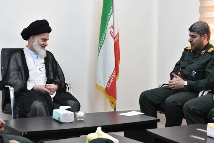 آیت الله حسینی بوشهری در دیدار فرمانده سپاه امام صادق(ع): در عرصه فرهنگی دچار نوعی آسیب پذیری شده‌ایم