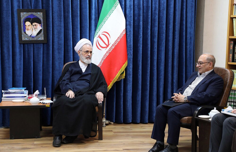 دیدرا فرامرز عظیمی شهردار قم با آیت الله اعرافی