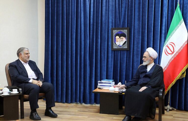 آیت الله اعرافی در دیدار شهردار قم: حل مشکل ترافیک و تسریع در راه اندازی متروی قم از مطالبات جدی است