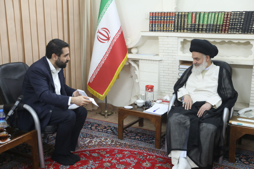 آیت الله حسینی بوشهری در دیدار رئیس مرکز ملی فضای مجازی: مسئولین باید به جای توجه به مسائل کماهمیت، به اولویتهای واقعی کشور توجه کنند