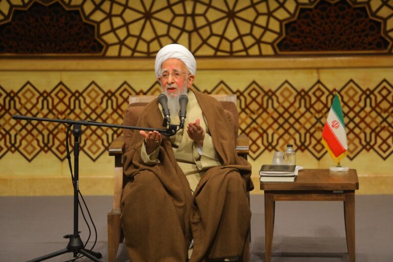 آیت الله العظمی جوادی آملی در اجلاسیه اساتید حوزه علمیه قم: اختلاس و تبعیض، سبب بیاعتمادی مردم نسبت به نظام میشود