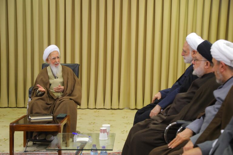 آیت الله العظمی جوادی در دیدار رئیس قوه قضائیه: فاصله میان مسئولان و مردم، زمینه نفوذ دشمن را فراهم می‌کند