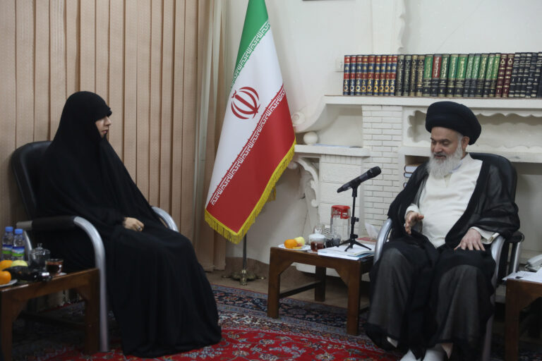 آیت الله حسینی بوشهری در دیدار ریحانه سلامی تأکید کرد: ضرورت نقشآفرینی بانوان در مبارزه با اقدامات ضد فرهنگی