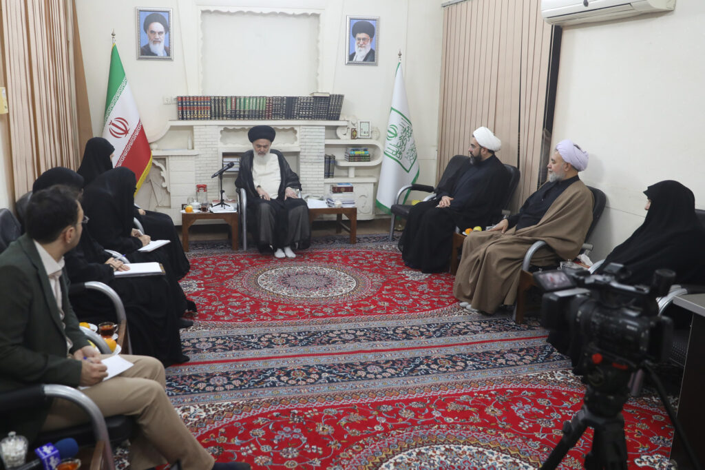 دیدار ریحانه سلامی دختر سردار سلامی و رئیس ستاد مرکزی هفته بزرگداشت مقام زن و روز مادر با آیت الله حسینی بوشهری